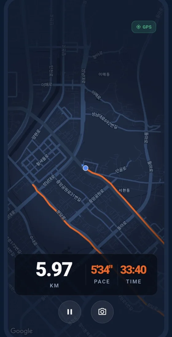 러닝 중 화면: 거리 5.97km, 페이스, 시간만 크게 표시